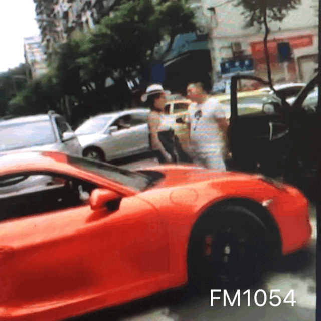揪头发、扇耳光、抡凳子、打男人，现在的女性为何如此暴躁