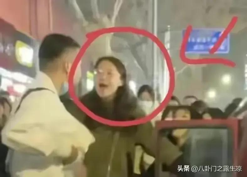 揪头发、扇耳光、抡凳子、打男人，现在的女性为何如此暴躁